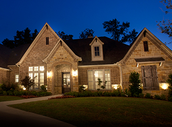 Photo of a home exterior at night linking to the Shell Homes site